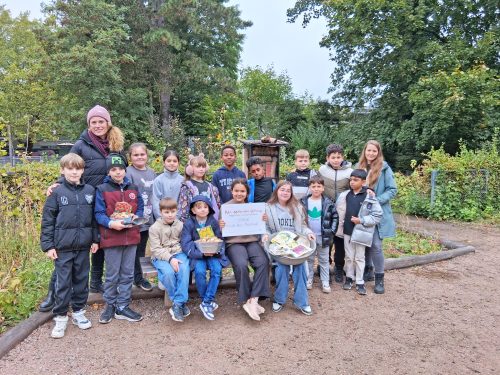 schule-beim-pachthof-preistraeger-bluehende-schule-2025-gruppenfoto